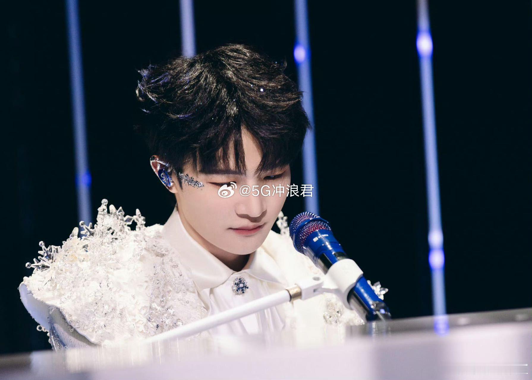 五月天给周深送花篮 周深广州演唱会正式开演，五月天花篮惊喜亮相后台，祝两场演出圆