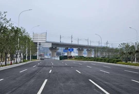 株洲藏龙路终于快要贯通了
株洲藏龙路差不多修建好了，目前应该在完善附属设施和验收