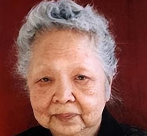 1957年， 美国海关 私吞了中国女人行李箱里面的6800美金，她却开心地笑了，