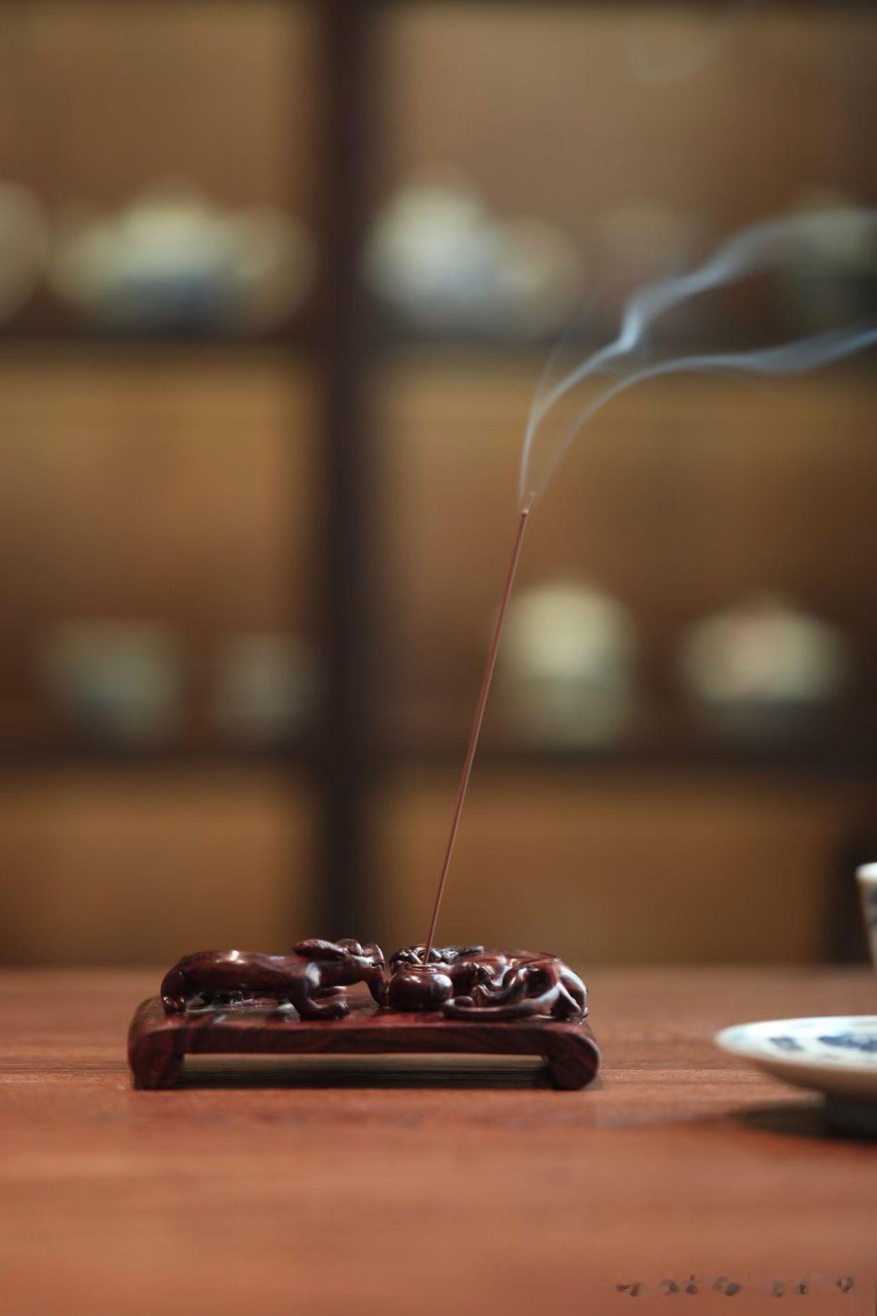 一件好的香插，不只是插香之器，更是一方浓缩的文人天地。

取海南黄花梨紫油梨老料