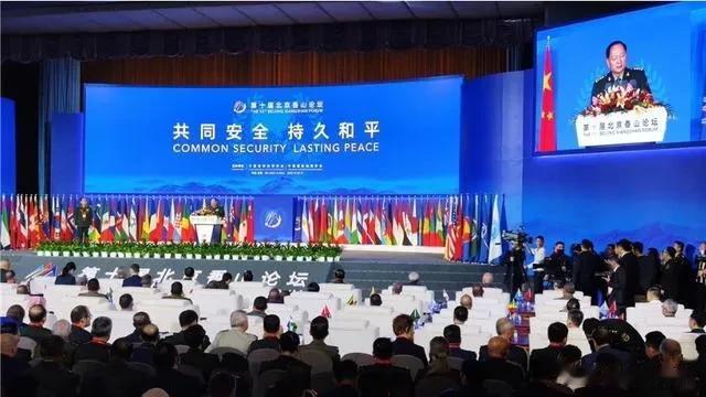 我军上将就台湾问题摊牌，美国代表提前离场，拒绝接受媒体采访。美国玩两面手法、明人