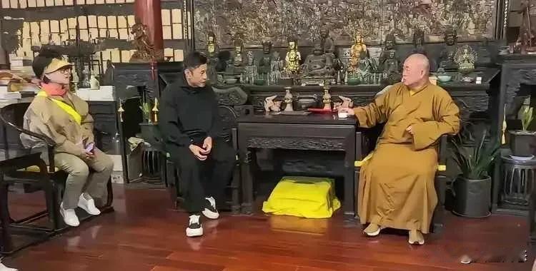 释永信的待客之道如此刻薄？丁荣

光拜见方丈释永信，方丈只给自己

倒了一杯茶，