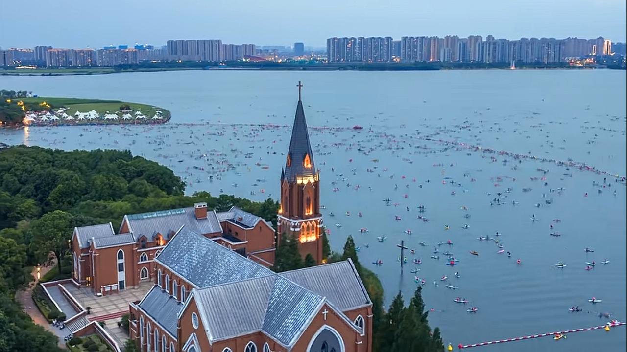 酷暑七月，流火连天。姑苏独墅湖畔，“东吴水军”安营扎寨，忙于操练。

只见湖面之