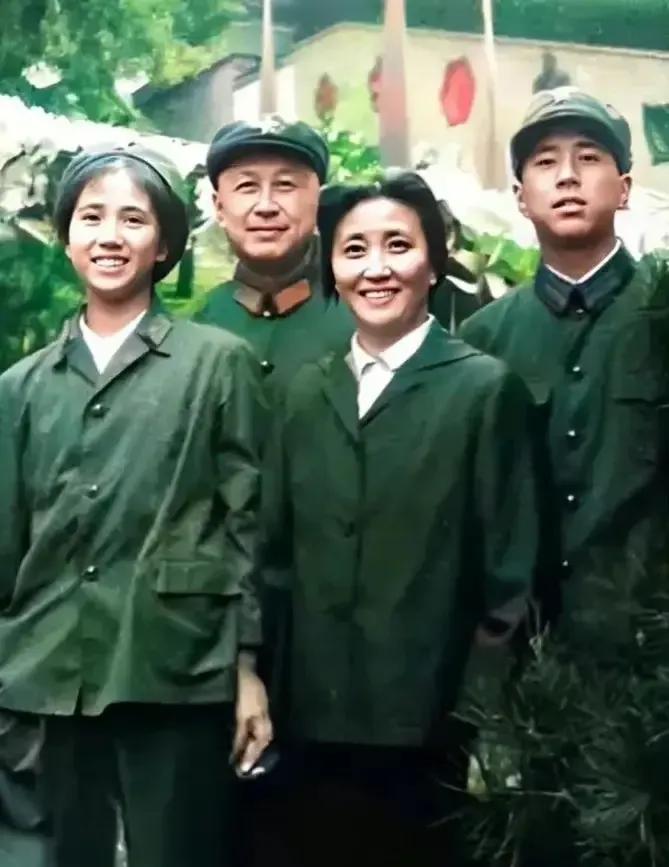 上世纪70年代，钱学森先生一家四口的合影。
钱学森和蒋英共有一儿一女，儿子叫钱永