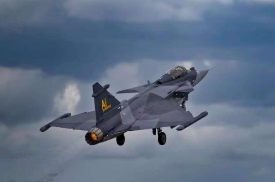 欧洲刚批准给乌克兰900亿欧元贷款，不到48小时，泽连斯基就要花出去至少200亿