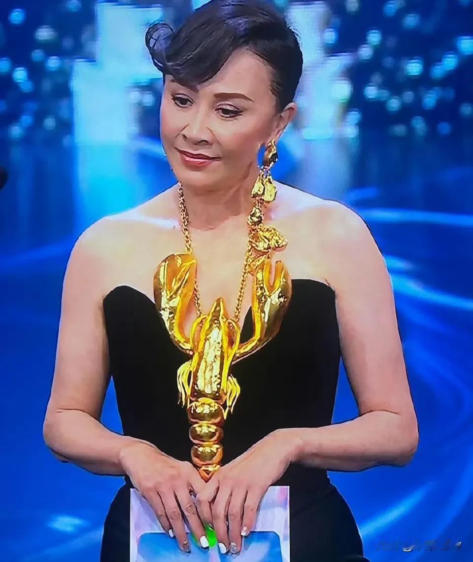 刘嘉玲怎么变成这样了？

已经60岁了，已经退出影坛了，丈夫又拿金像奖了。

都