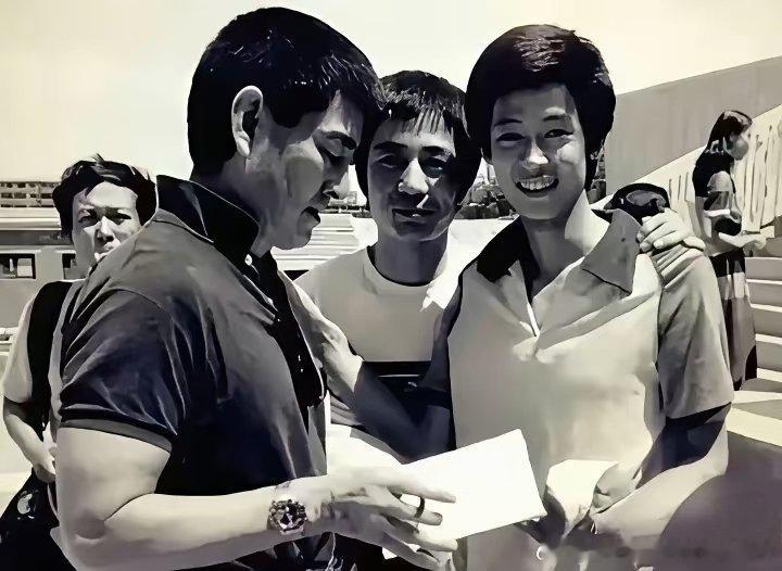 高仓健和王志文。中间那个人可能是《刑警本色》导演张建栋，王志文的同学。 