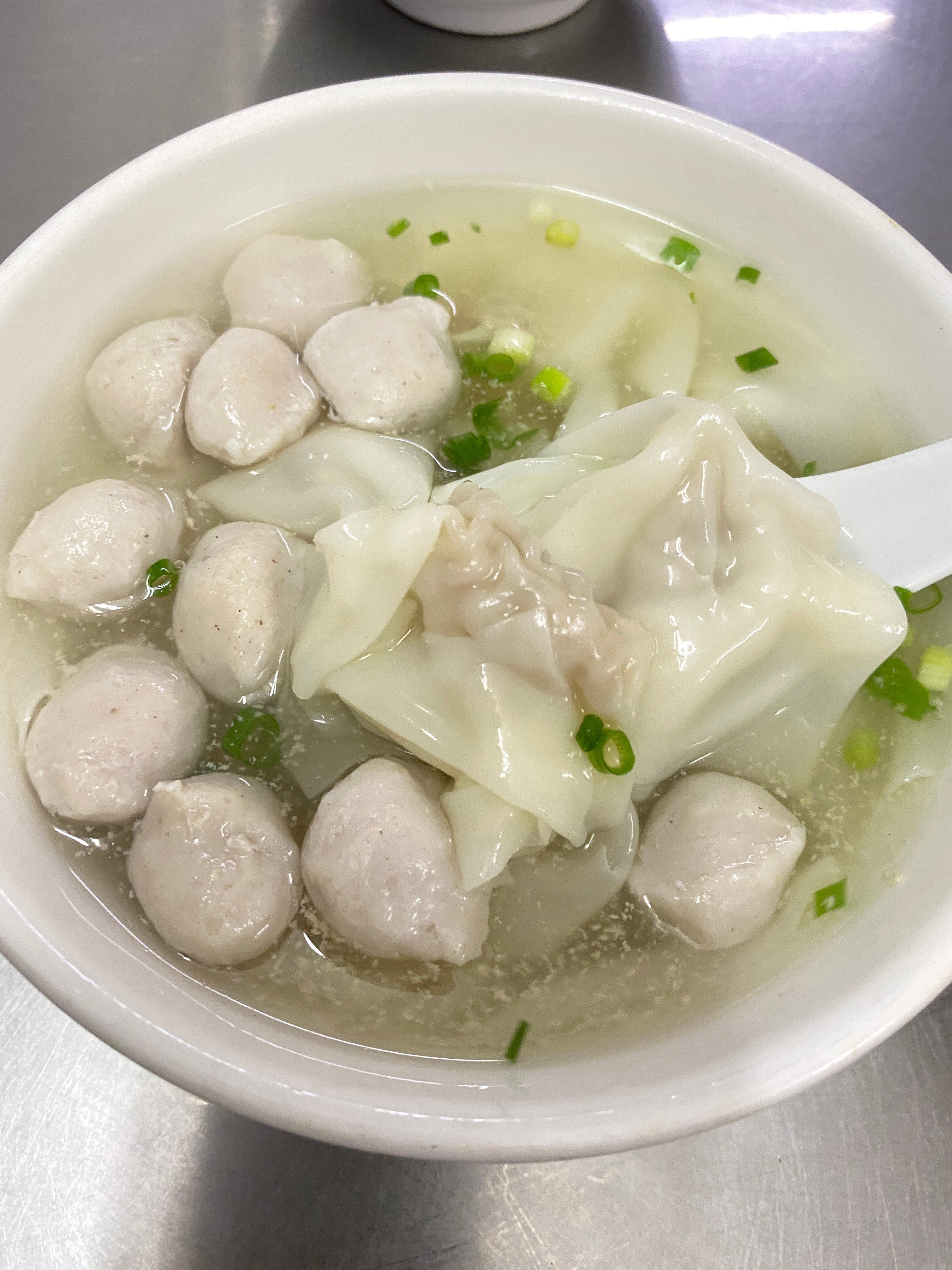 这家小店的云吞蛮好吃就是很住家的味道～ ​​​