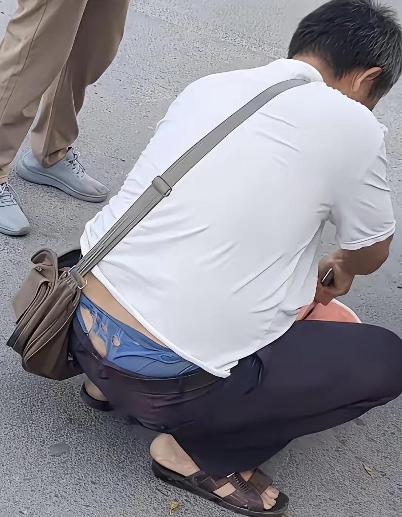 你穿得最久的一件衣服总共穿了多少年？

它有没有被洗得发白发旧？有没有磨出破洞？