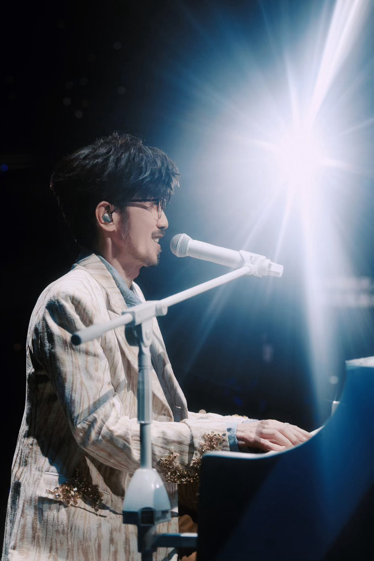 周传雄文俊辉合唱送别周传雄文俊辉送别舞台周传雄携手文俊辉合唱《送别》，两代音乐人