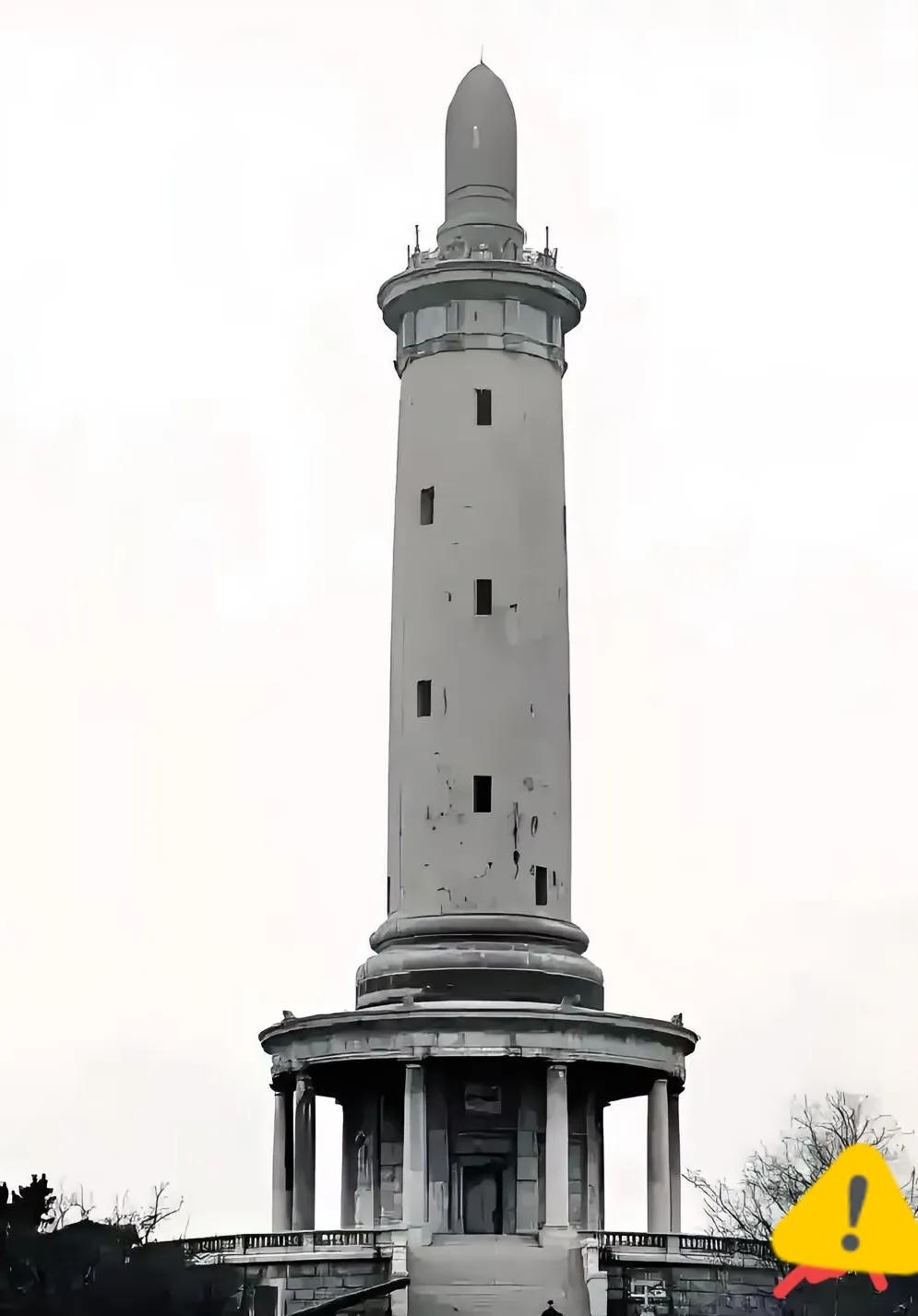 太蹊跷了！
大连旅顺，一座老塔刚传出要拆，日本立马跳脚，开口就讨“废料”，结果地