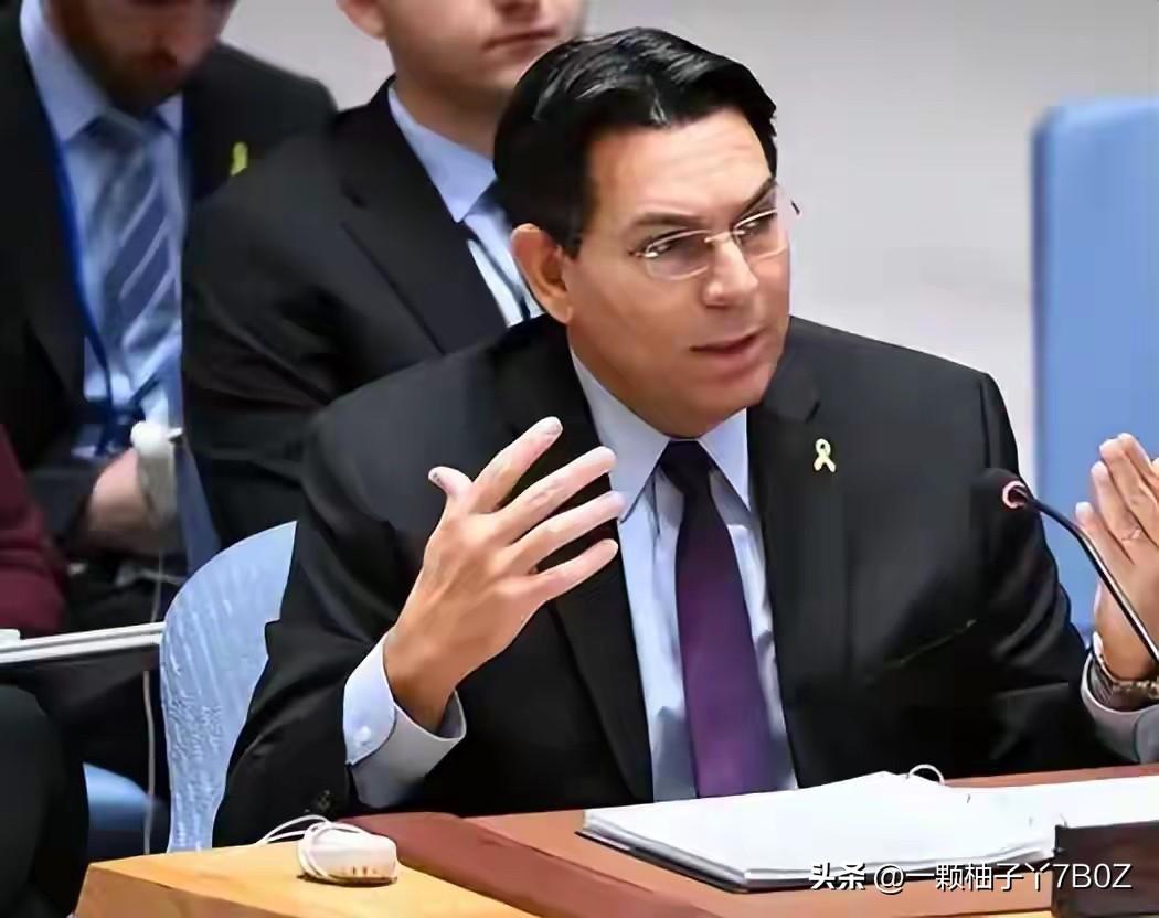 联合国会场一向讲究体面，外交官吵架都要文绉绉打太极。可以色列常驻代表达农直接破防