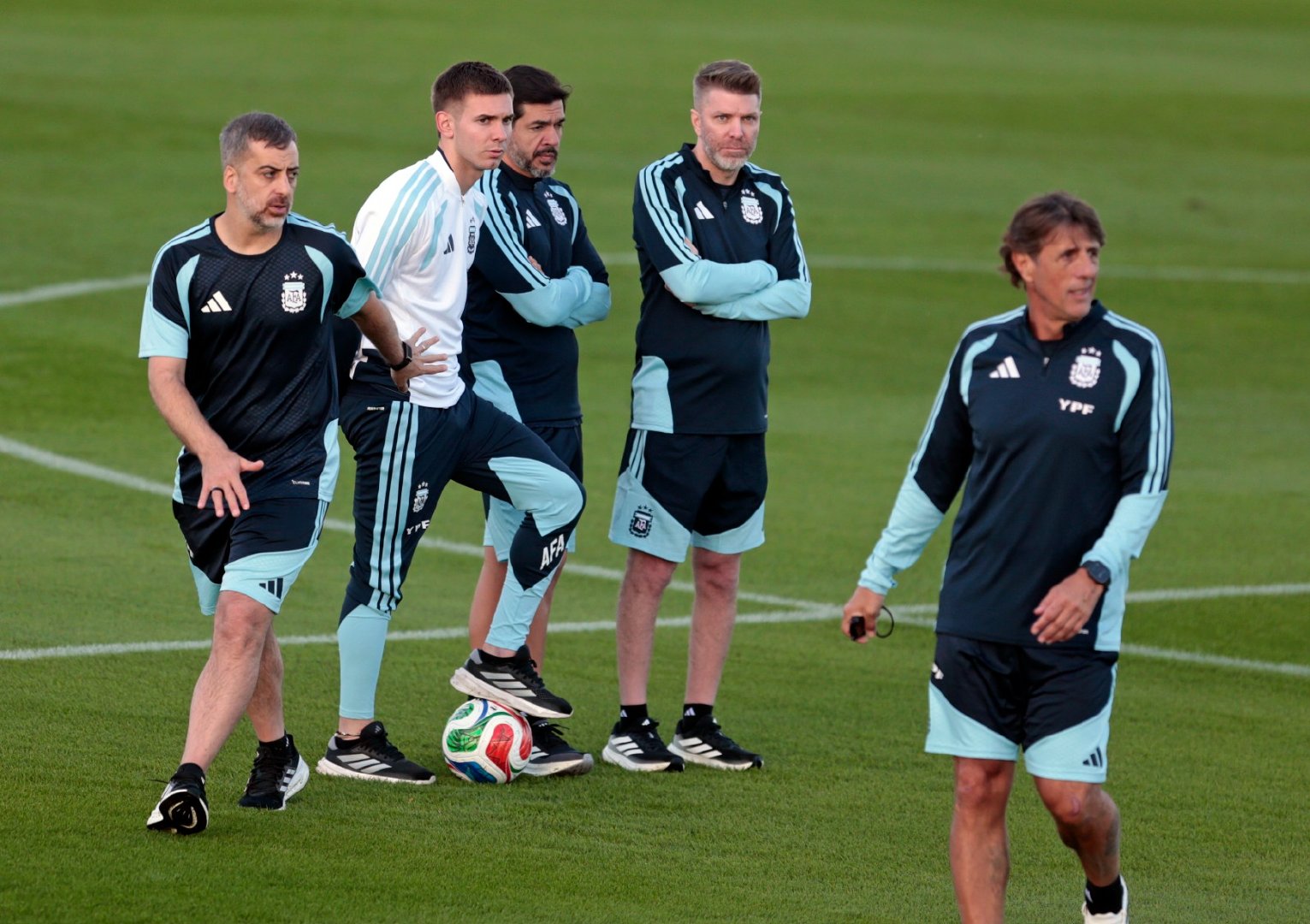 马斯坦托诺出现在阿根廷国家队训练营，观看队友训练。