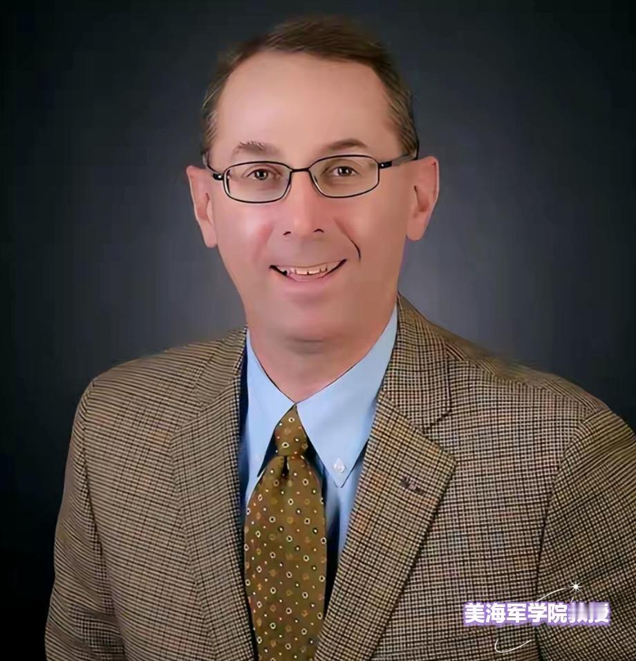 美海军学院教授詹姆斯·霍姆斯指出中美不能发生战争，中国实力深不可测。他把2026