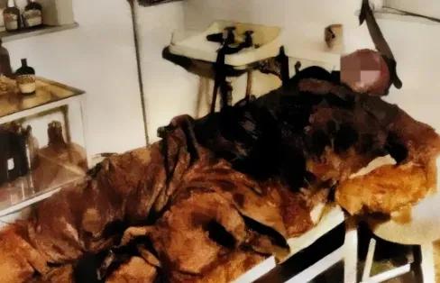 1949年，这张照片是李白牺牲一个多月后，当他的遗体被找到时的样子，浑身弹痕累累
