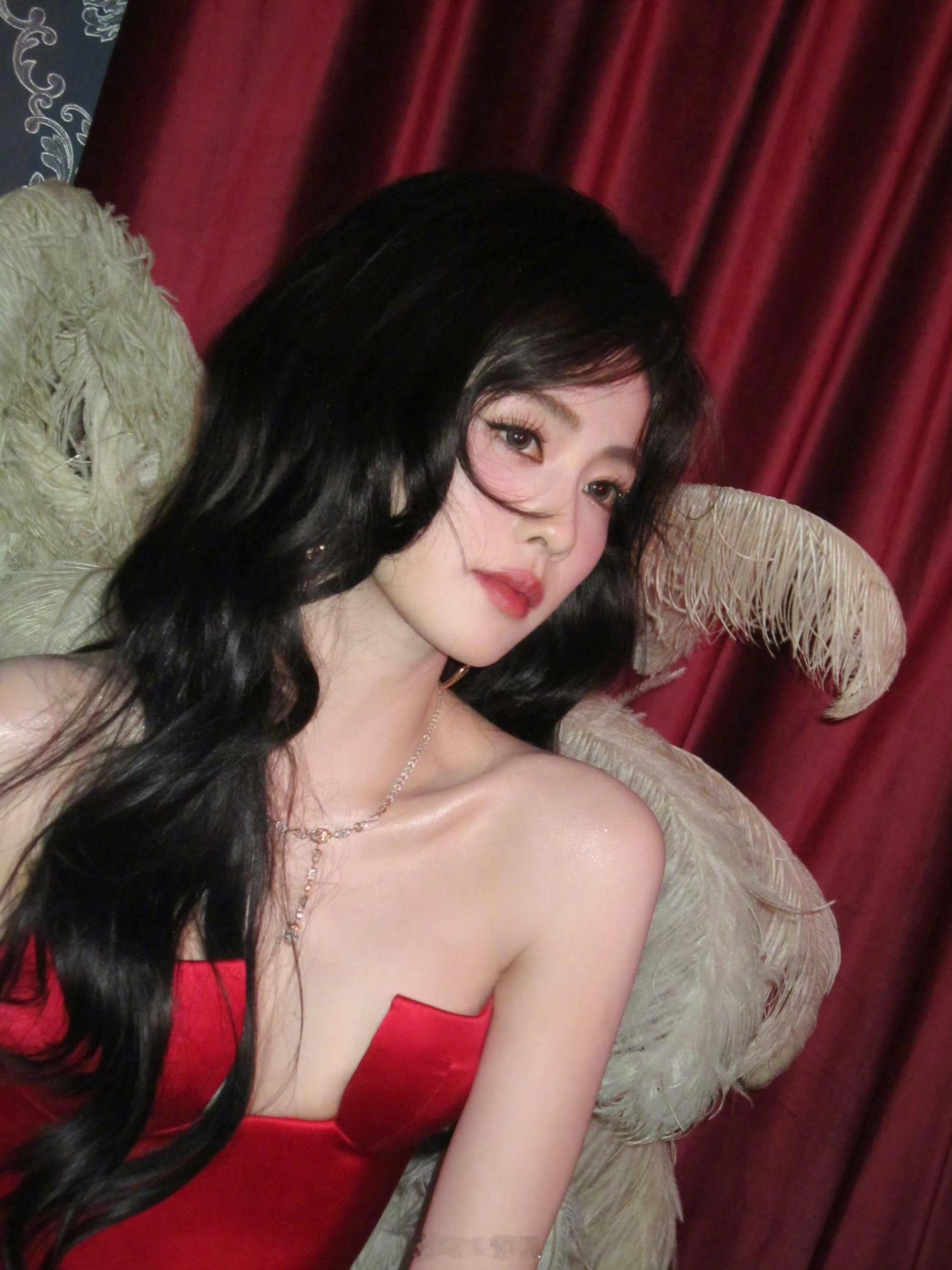 唐宫奇案之青雾风鸣 我的评分：白鹿说李佩仪适合来微博之夜当保安白鹿秒变👖《唐宫