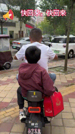 碰到这种事，应该这么做:
要保持正常心态，追着电动车边跑边喊，切记声音一定不能太