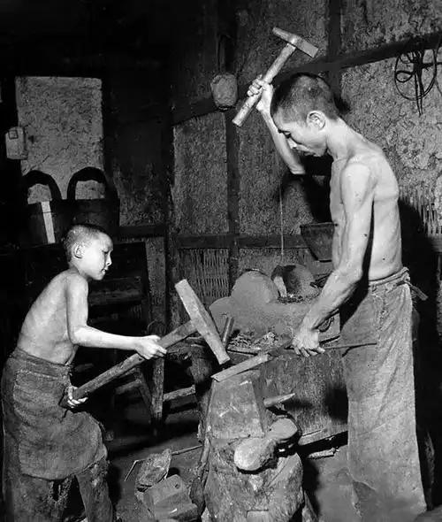 抗战故事：穷铁匠一个人砸死七个日本鬼子，刺刀被他拧成弯钩。

1938年的安徽萧