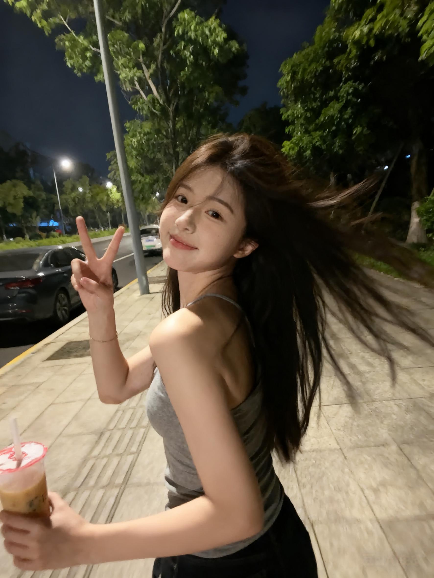 你笑得像光芒 蓦然把我照亮.