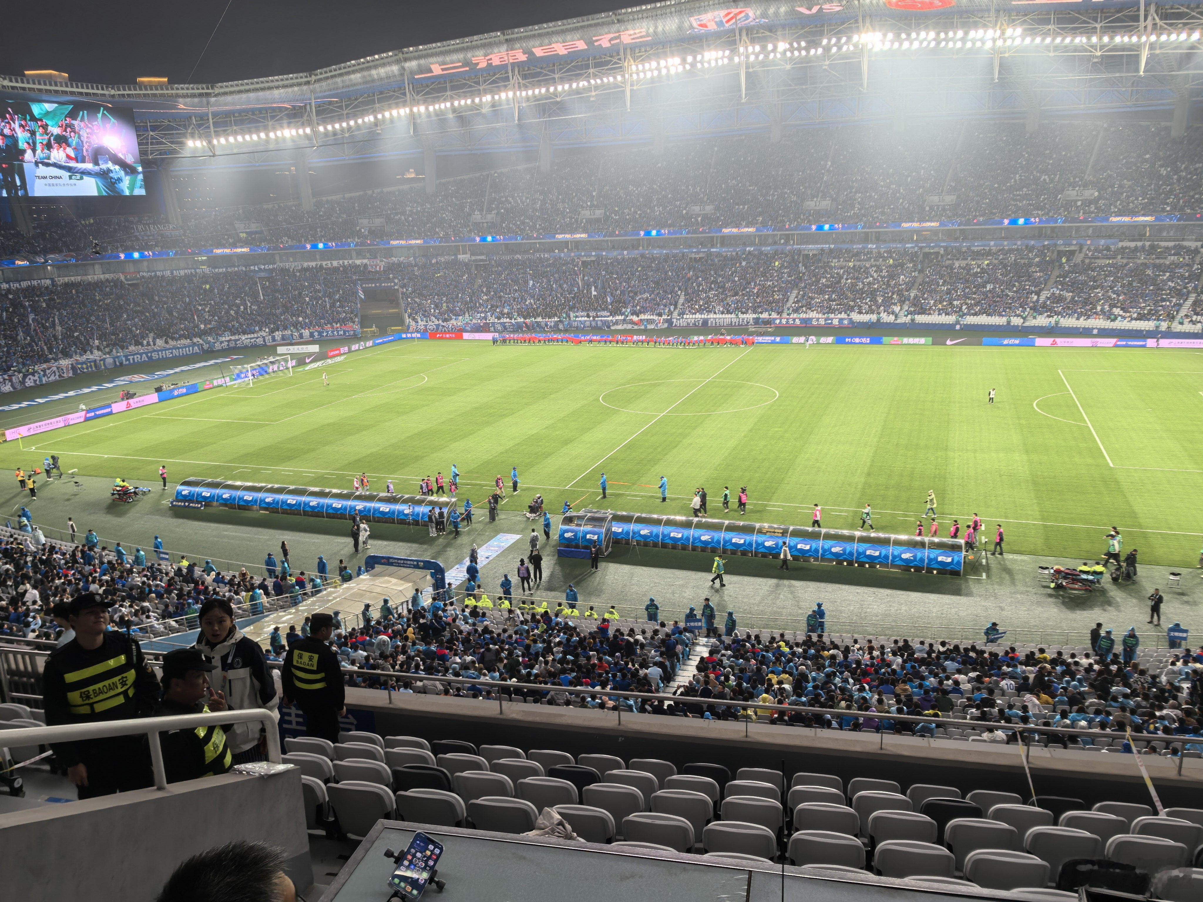 昨天这场上海德比，异常惨烈，技术发挥都不很顺畅，两边都把重点放在了限制对手技术特