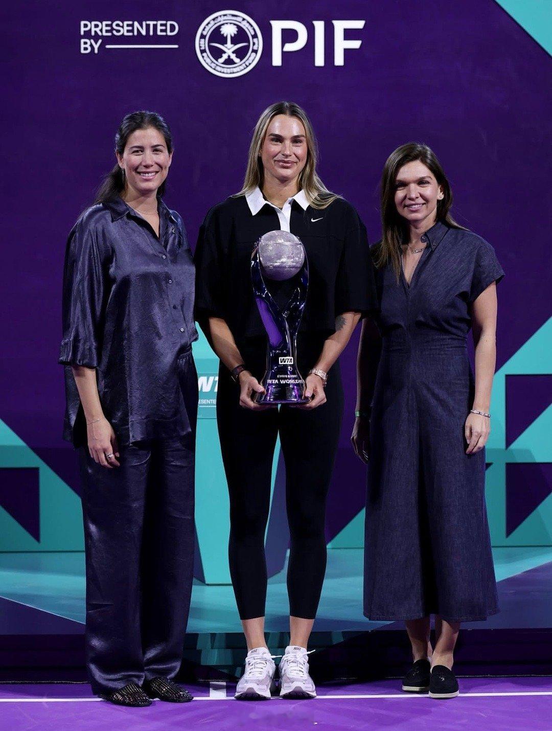 萨巴伦卡领取年终世界第一的奖杯这是她连续第二年年终世界排名第一网球talking