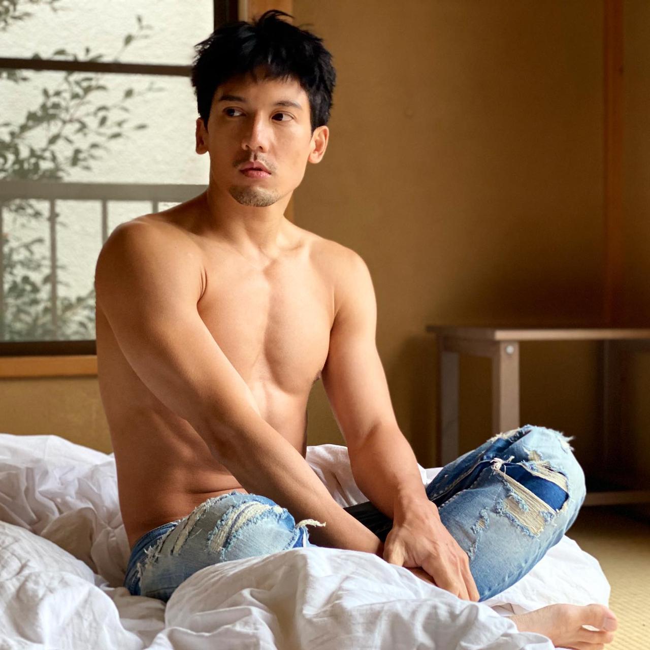 42岁港星关智斌惊艳冻龄，身材颜值不输小鲜肉！