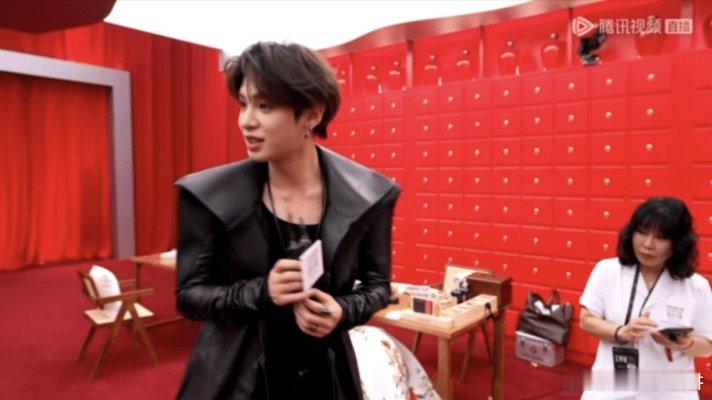 谁来救救这个黄明昊 采访结束后话筒却死活还在他手里，黄明昊一脸懵圈满场找人，“主