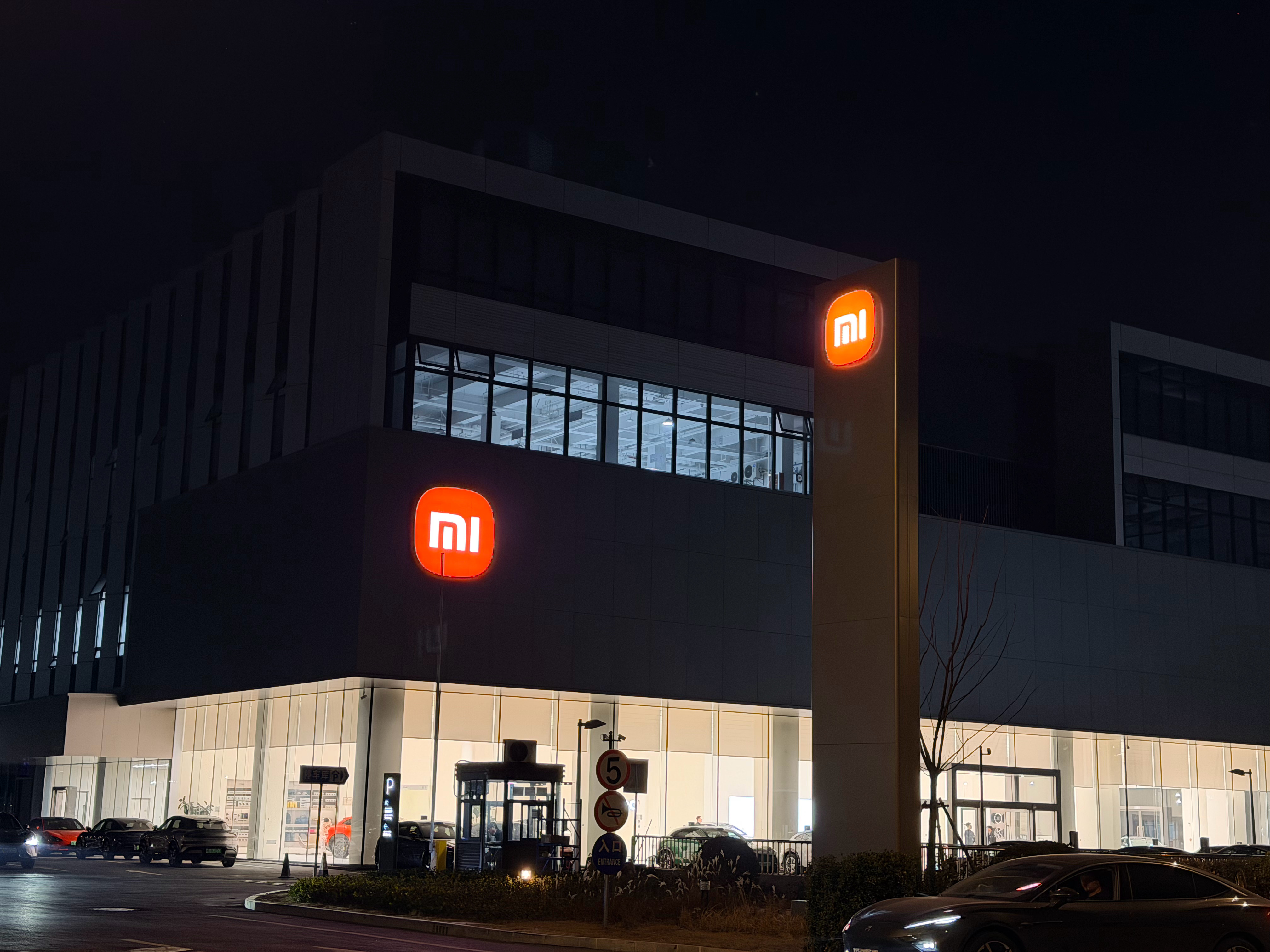 坐标上海，小米Su7不仅跟保时捷心有灵犀的像，还把4s店开在保时捷后面逼宫   