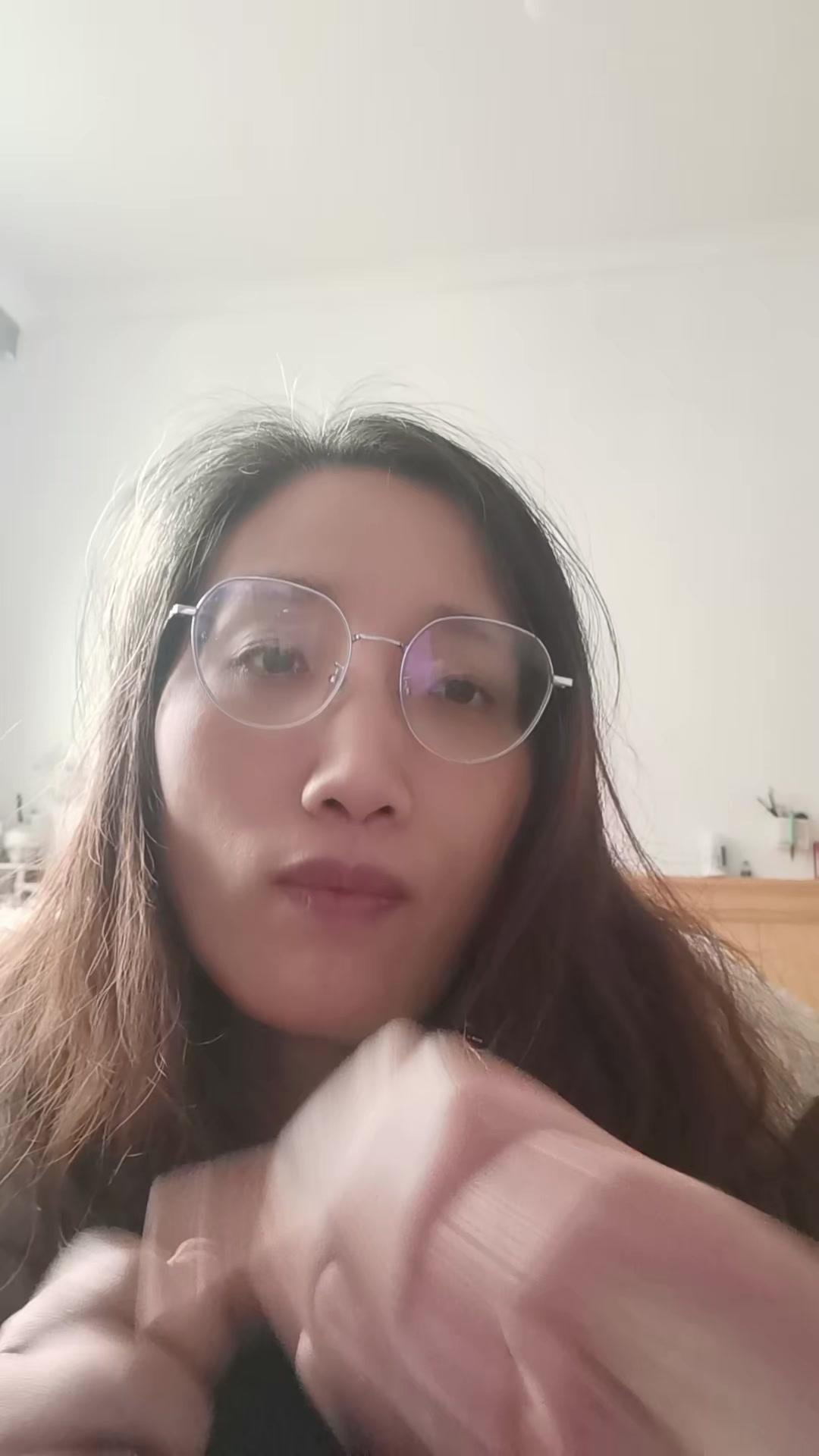 🍂愚孝的根源其实是缺爱。很多人拼命讨好父母，其实是想证明自己值得被爱，可这种行