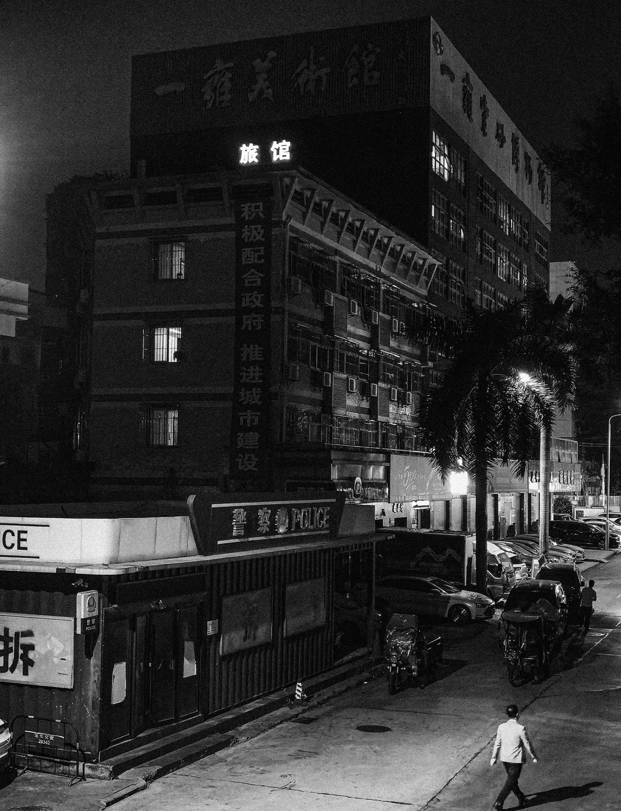 消失的夜景（2024）
这个夜晚已不复存在，
不是景点的夜景已不再存在，
在拆迁