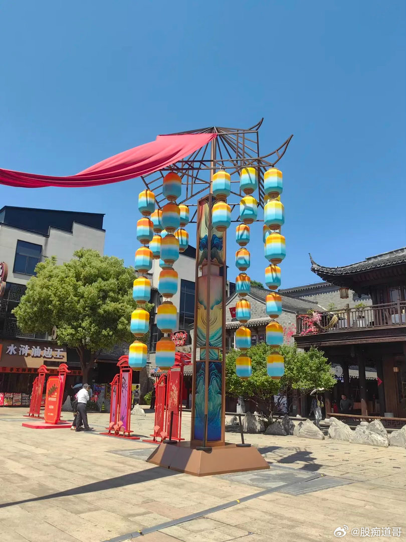 今天盘面特点，明天大盘预判。    今天沪深两市先抑后扬，上证指数收盘上涨4.5
