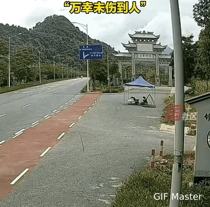 摆摊挣学费男孩差点被撞飞