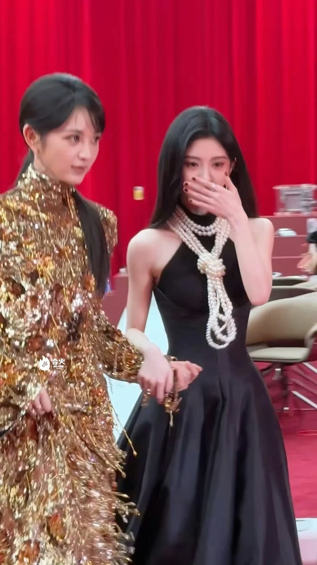 鞠婧祎田曦薇牵手 爱看美女贴贴🥰 