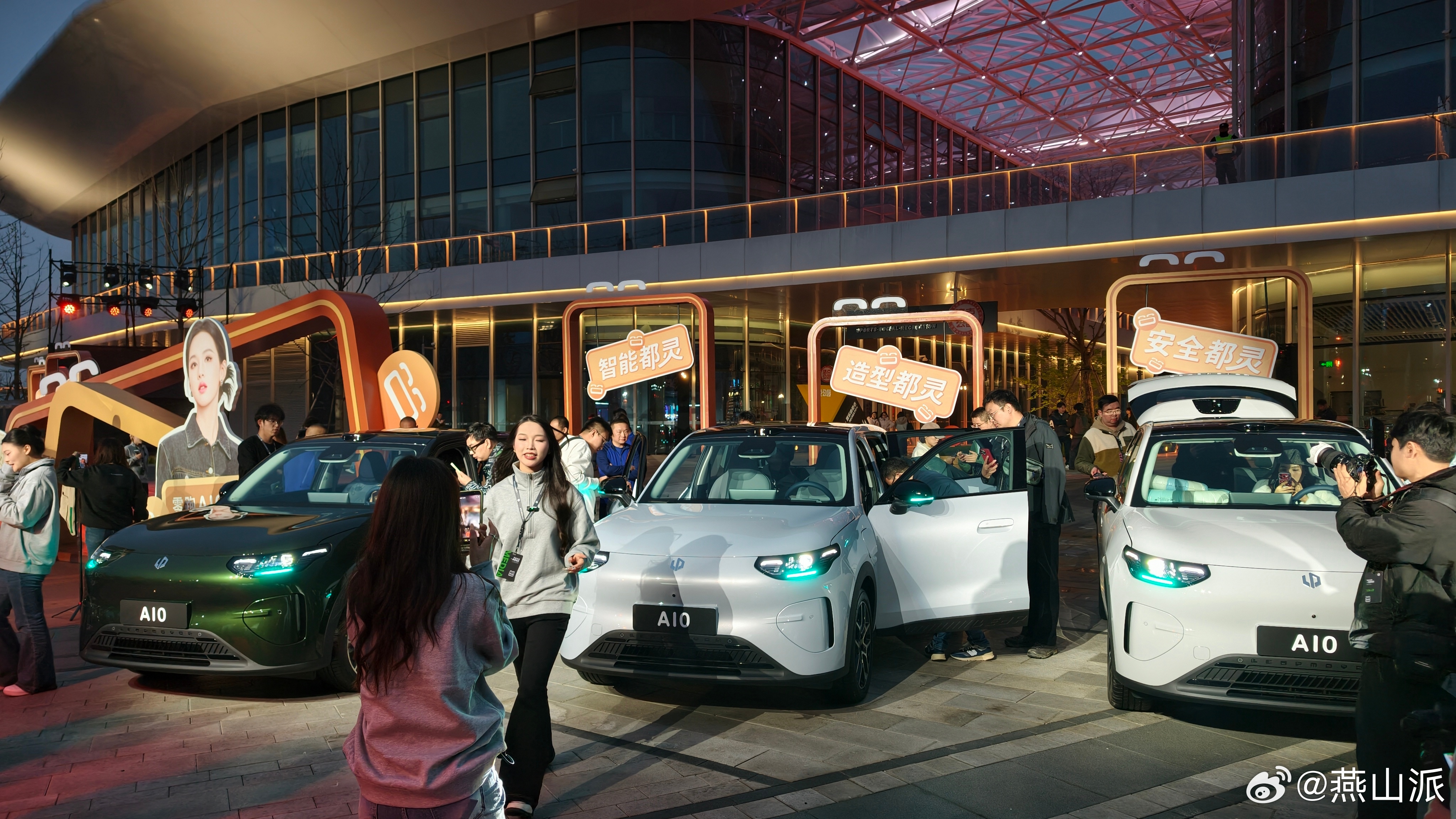 零跑A10 不仅搭载了激光雷达，辅助驾驶升级，而且现场还看到了全配色， 很精致很