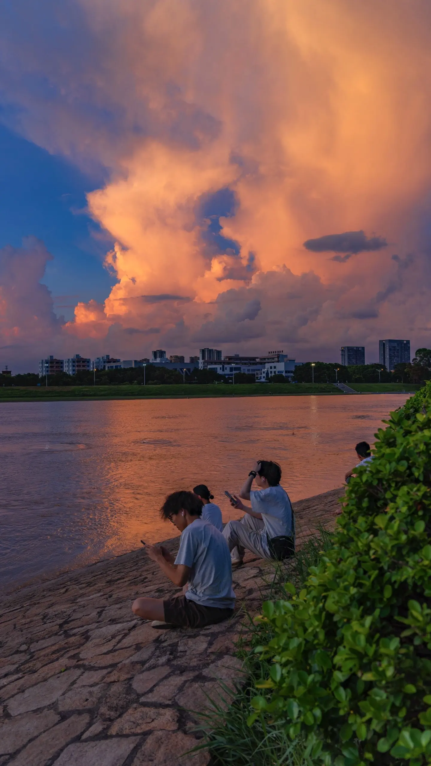 佛山龙湾大桥看日落太美了。今天9.16号迎来了晚霞日落，下了一场雨之后...
