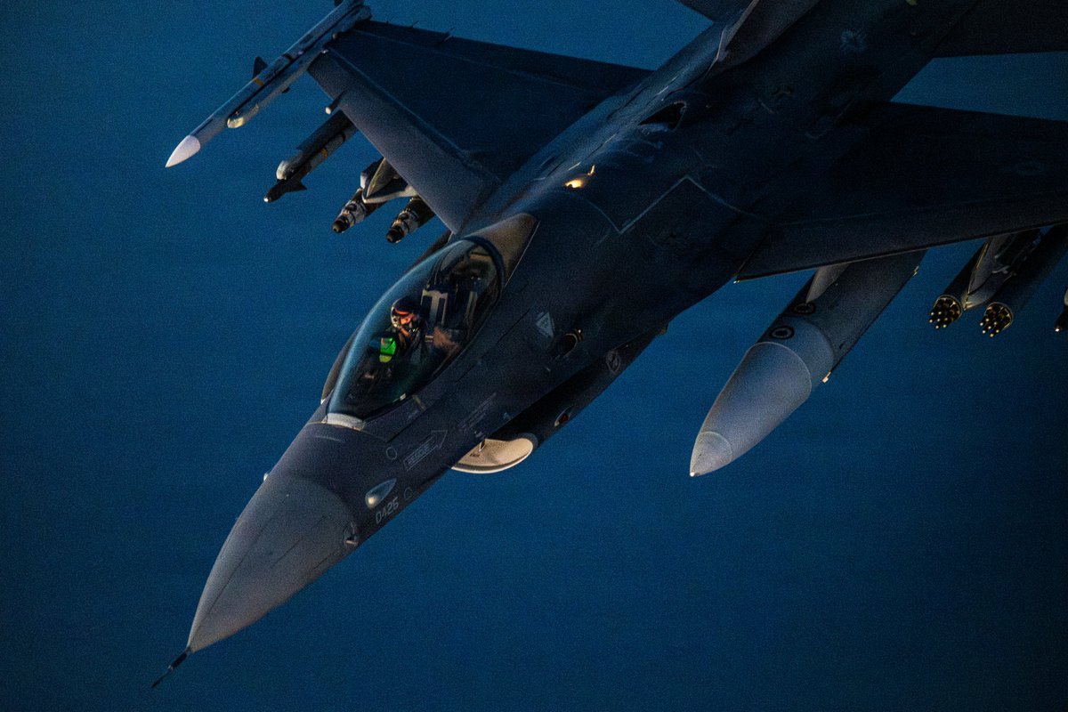 在中东巡逻的美军F-16，可见带了JDAM、AIM-120、AIM-9X和大量的