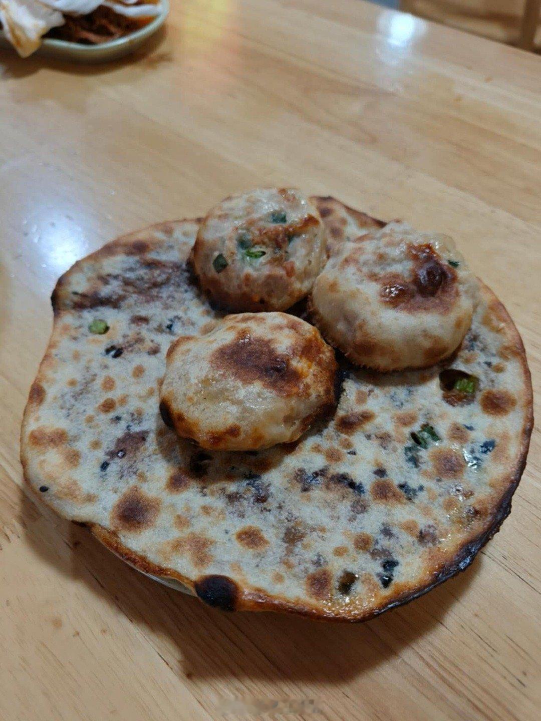 伊宝妈发来照片：国际代吃业务。这烤饼，通常我会点一个大的八个小的。猫叔看电影