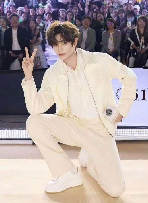 ⭐️丁禹兮陈伦 

即使藏住了心底暗涌澎湃的爱意，仍无法移开对你痴情眷恋的眼色