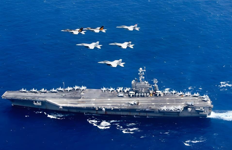 美国海军最近在红海可是闹了个大笑话！他们的"杜鲁门"号航母为了躲胡塞武装的导弹，
