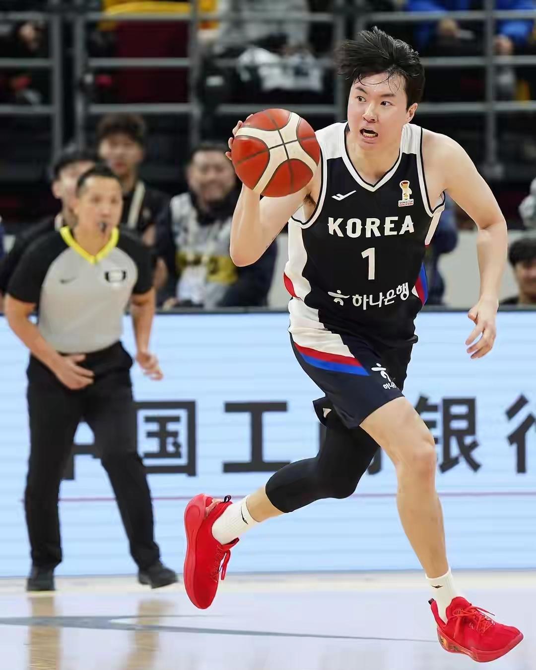 韩国男篮火力太猛了，1/4决赛以114：80大胜约旦。三分球39中17，进攻火力