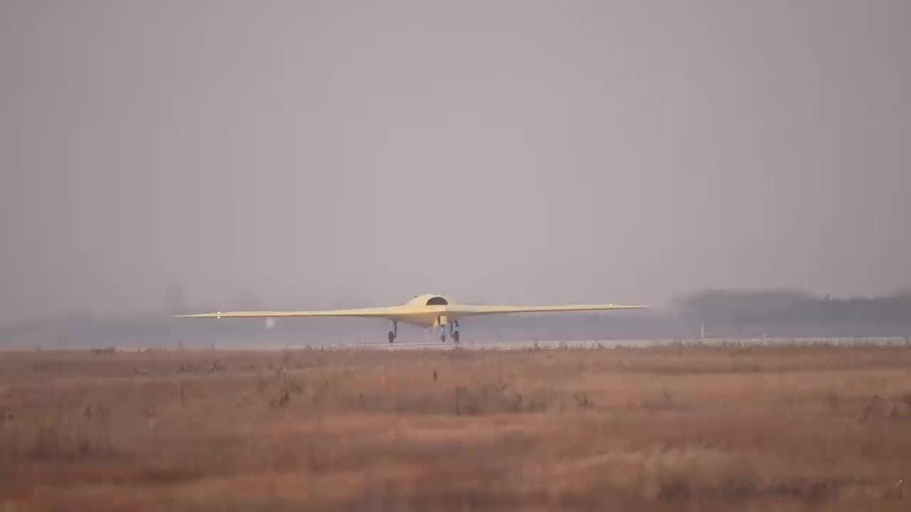 凤凰新闻【彩虹-7无人机成功首飞！国产大飞翼无人机起降视频首次公开】彩虹-7无人