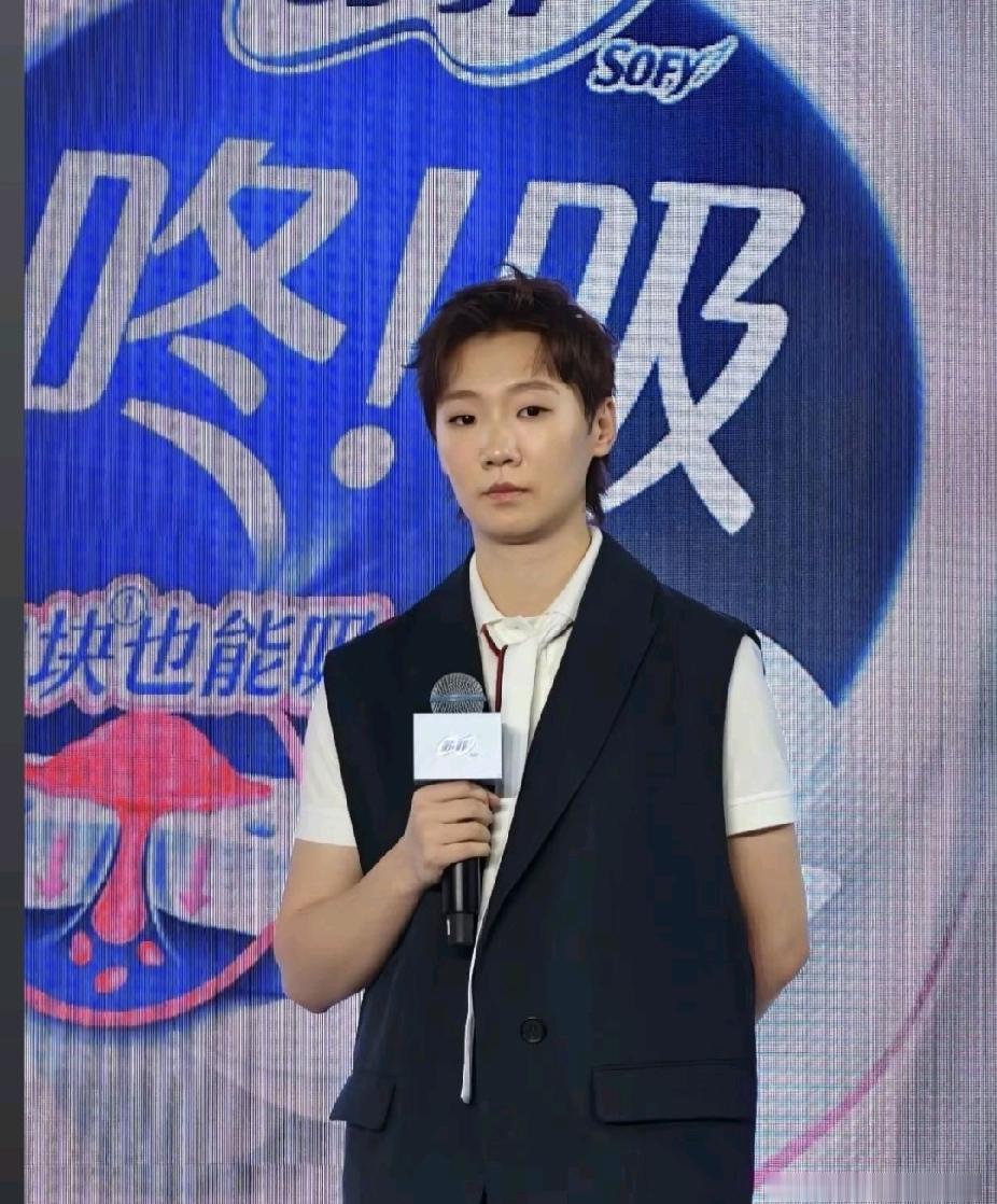 救命！王曼昱这“拧不开笔盖”的憨样，也太招人稀罕了🥺
 
家人们谁懂啊！这哪是