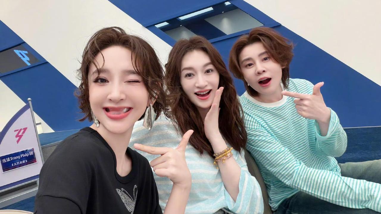 唐艺昕、李小冉、王濛，乘风2026造型，她们的穿搭都值得被欣赏……

唐艺昕，无