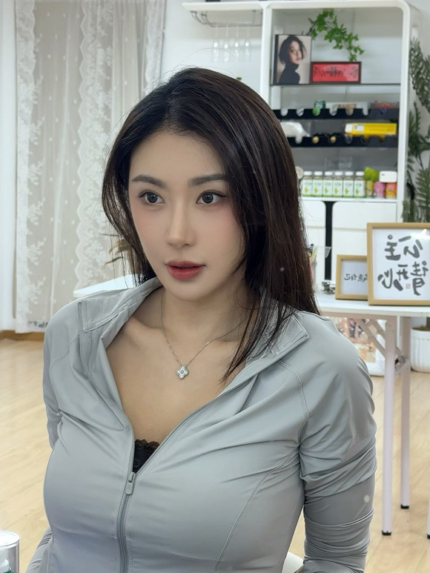 老师拍的我！！比我自拍清楚多了[憧憬]这样就能看清楚妆了！很精美很绝妙的两种妆啊