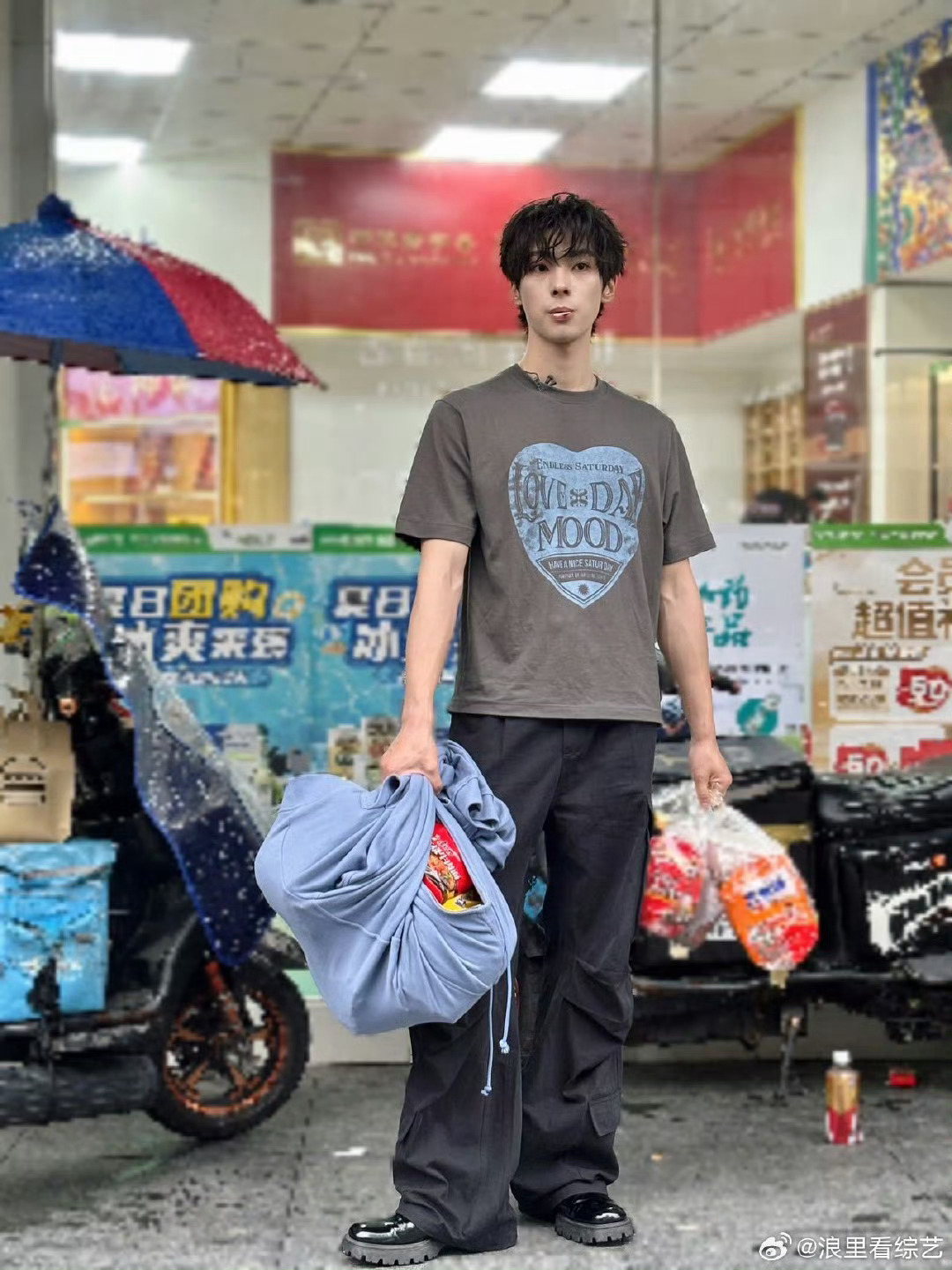 颜安带30包泡面出国引发热议！据悉，因新综艺巴黎合伙人将开录，知名博主颜安在上海