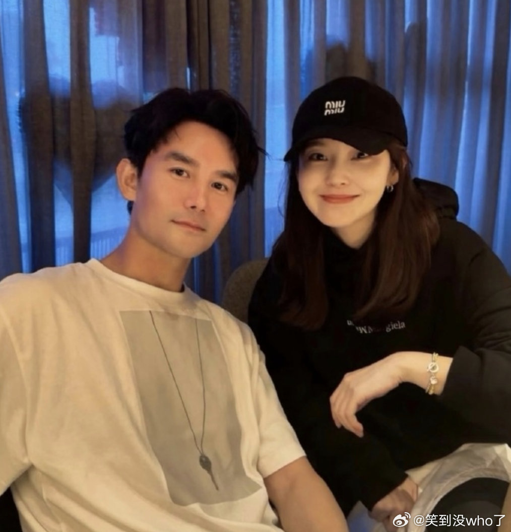 王凯张佳宁雨天与友人聚餐 娱乐圈神仙师徒情！王凯是张佳宁老板兼中戏校友，张佳宁舅