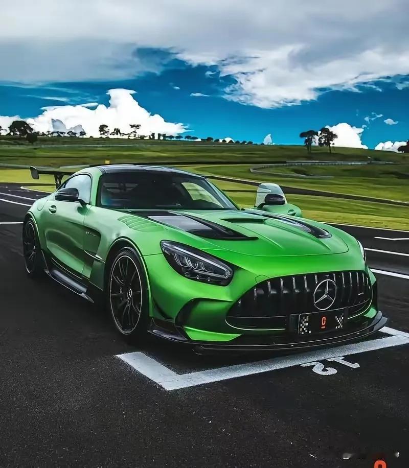 谁能拒绝王楚钦开奔驰的名场面！这波代言适配度直接拉满到天花板，哥真的把称职代言人