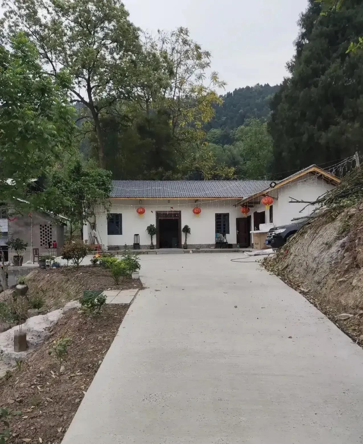 最省钱的方式，不是这也节约，那也节约，而是直接回农村！

①农村有地，所以蔬菜不