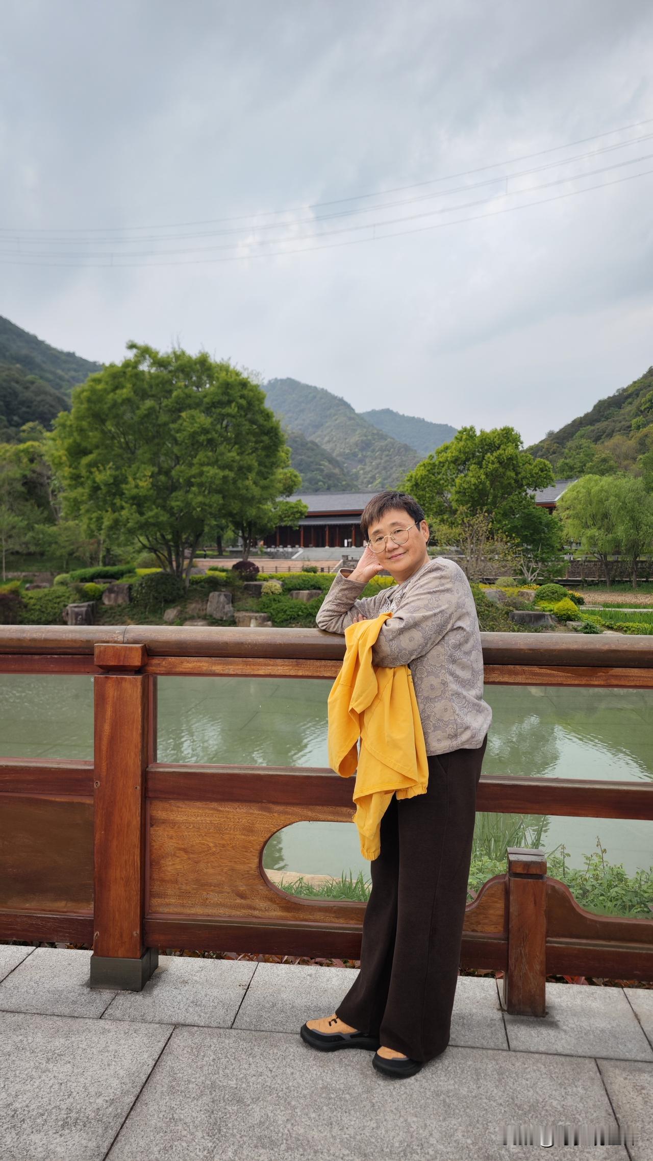 早上起床，喝温水还是凉水，这还挺有讲究。我个人更倾向于温水。早上刚起床，肠胃还没