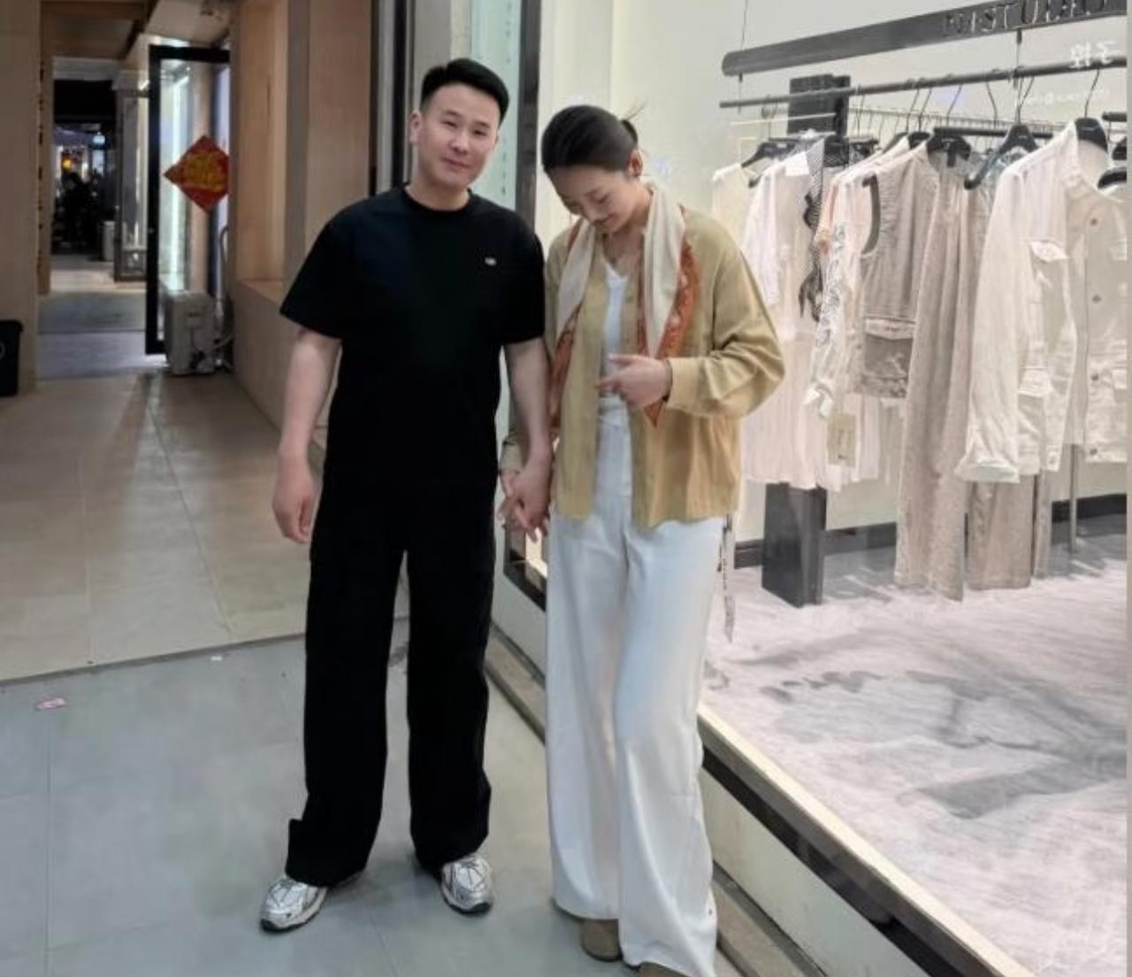 陈亚男和现任老公郭新鹏看上去真般配，两人站在一起，画面真和谐。

唯一美中不足的